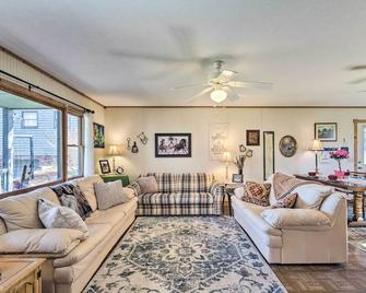 7 Mi to Downtown Morganton: Cabin w/ Fire Pit! - Morganton - Obývací pokoj