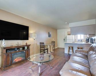 1 Mi to Beach Lake Havasu City Condo with Balcony - Lake Havasu City - Living room
