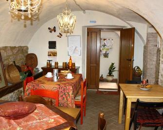 Alluring Holiday Home in Canossa With Pool, Garden Barbecue - Mulazzo - Dining room