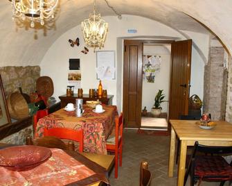 Alluring Holiday Home in Canossa With Pool, Garden Barbecue - Mulazzo - Dining room