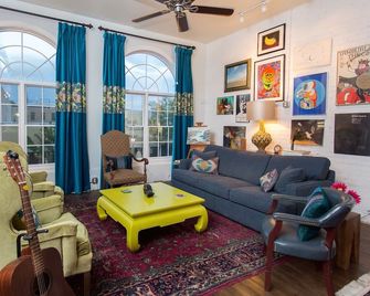 Artistic Loft close to Lake Michigan beaches, craft breweries & outlet shopping - Michigan City - Soggiorno