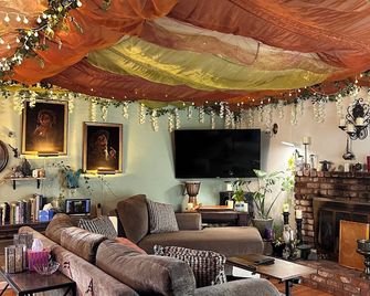 1 room available in home - Arcata - Lounge