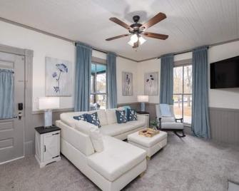 3/2 Near the visitor center, 0.5 mile from the square - Covington - Living room
