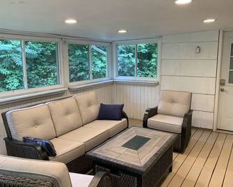Reunions at Candlewood Lake - Danbury - Living room