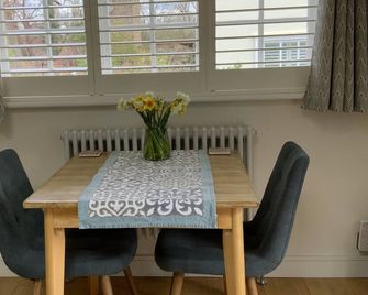 Garden Retreat for two in Thames Ditton Village - Thames Ditton - Essbereich
