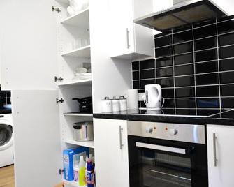 Lovely 3 Bedroom House 10min walk to the shopping centre - Doncaster - Kitchen