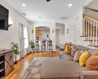 Cozy 2B Townhouse - King Bed - Concord - Living room
