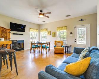 Blanco's Blue Cottage Inn w/ Patio, Grill & Porch - Blanco - Living room