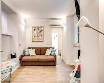 Imperial Forums | Trevi Fountain 8-minute walk | Terrace | Wash & Dry - روما - غرفة معيشة