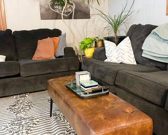Lake home, across the street from a golf course & minutes to shopping and more! - Sauk Centre - Living room