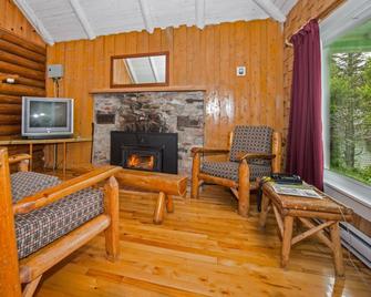 Au Pic de l'Aurore Motel-Chalets - Perce - Living room