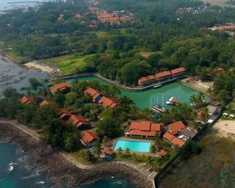 Marina Anyer Villa & Resort - Anyar - Piscina