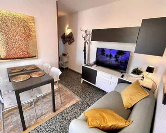 Family apartment for four - Málaga - Olohuone