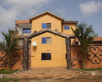 Peemarys Hotel - Adentan - Edificio