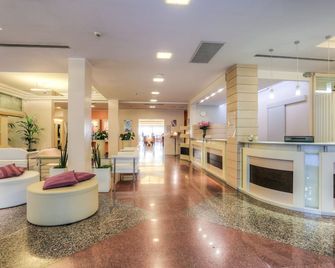 Hotel Boemia - ריצ'ונה - לובי