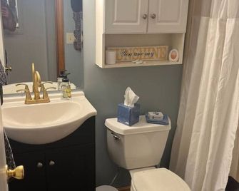 Downtown Amesbury 15 mins to beach - Amesbury - Bathroom