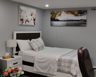 Comfort & Quiet Private Basement Unit - Мілтон - Спальня