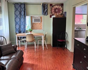 Lakefront Hideaway Resort - Kawartha Lakes - Living room