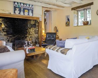 Le Mouton qui Rit, renovated historical farmhouse with pool and stunning view - Saint-Pompont - Living room