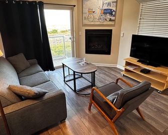 Inn at the Shore - Seaside - Living room