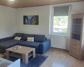 Ferienwohnung 2 am Hofladen Hellendorf - Bad Gottleuba - Living room
