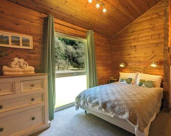 Stylish, Comfy & Cosy log cabin in National Park, dogs & families welcome! - Dunoon - Bedroom