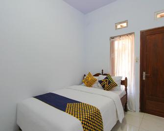 Spot On 2022 Darman Family Residence Syariah - Banyuwangi - Slaapkamer