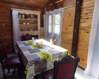 chez gus - Ars-sur-Formans - Dining room