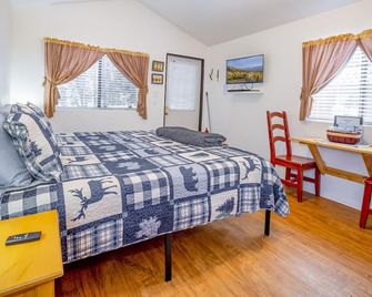 The Blue Fox Cabin #8 at Blue Spruce RV Park & Cabins - Bayfield - Bedroom