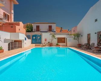Relaxing Cristal Blu Studio sleeps 3 - Santa Teresa Gallura - Alberca
