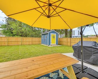 Walk to Restaurants! Elizabeth City Home w/ Yard - Elizabeth City - Binnenhof