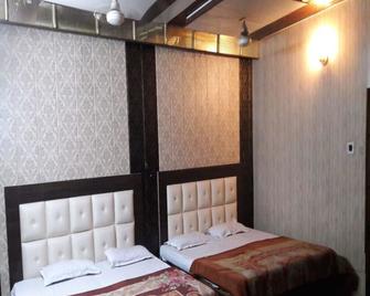 Hotel Shehnaz Inn - Walking Distance for Golden Temple - Amritsar - Habitación