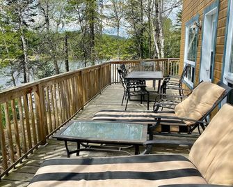 Lake Front In The Woods Newly Furnished - Saint-Didace - Balcony