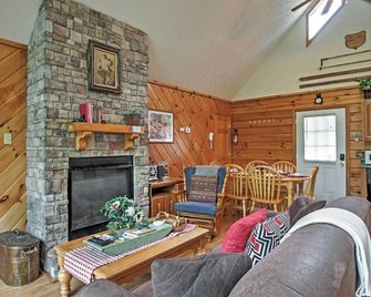2 Mi to Dollywood! Hot Tub Hideaway in Smokies - Pigeon Forge - Living room