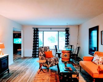 Peaceful 55+ Retreat, Fully Stocked, Ideal for Long Stays, Updated Home - Sun City - Living room