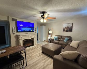 Cozy Corner Retreat No Cleaning Fee! - Саліна - Вітальня
