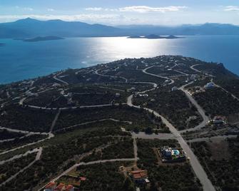 Villa with swimming pool and tennis/basketball court - Theologos - Vista del exterior