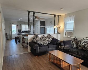 Salisbury Beach, 1st Floor, Near Center, 2 min walk to sand, 2 parking spots - Salisbury - Sala de estar