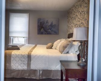 Entire house 10 minute walk to The Falls and all Attractions! No Car Needed - Niagara Falls - Bedroom