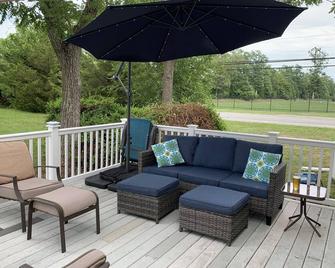 Country Charm Farmhouse in Cape May County, NJ on 3 acres and close to beaches. - Cape May Court House - Patio