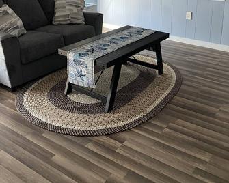 Great Location to Downtown Alexandria Bay - Alexandria Bay - Living room