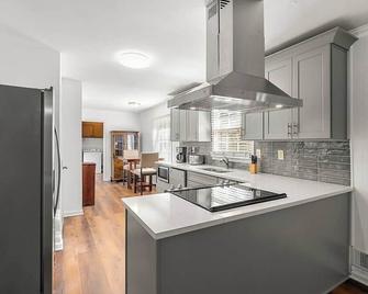 4-Bed 2-Bath Pet Friendly Home in Stonecrest - Lithonia - Kitchen