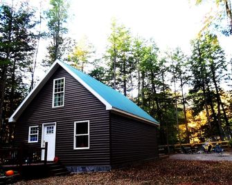 'Your Neck of the Woods' Cabin Rental: Peaceful Get-away Overlooking Fish Creek - Taberg - Building