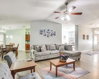 Crestview Family Home Screened Porch and Games! - Crestview - Вітальня
