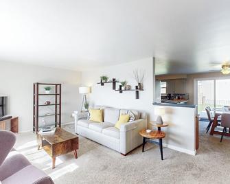 The Blitz House-Where Legends Unwind - Canton - Living room