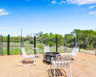Little Yellow House - Dripping Springs - Patio