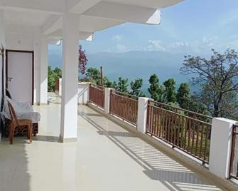 Jfr Studio Apartments Kausani - Kausani - Balcony