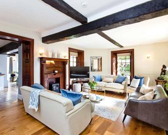 River Cottage, large self-catering home in the village of Ashford-in the-Water. - Ashford in the Water - Living room