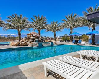 Chateau Giraffe, a unique luxurious estate near Palm Desert & La Quinta - Bermuda Dunes - Pool