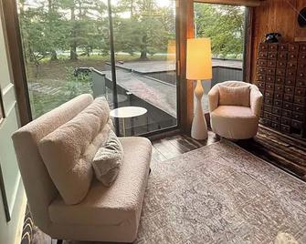 Swanky Mid-Modern Century-5 Decks-90 inch 4K Screen - Iowa City - Living room
